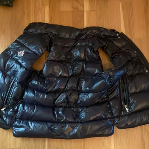 Svart Moncler dunväst med dragkedjor - Moncler väst storlek small 152 cm 