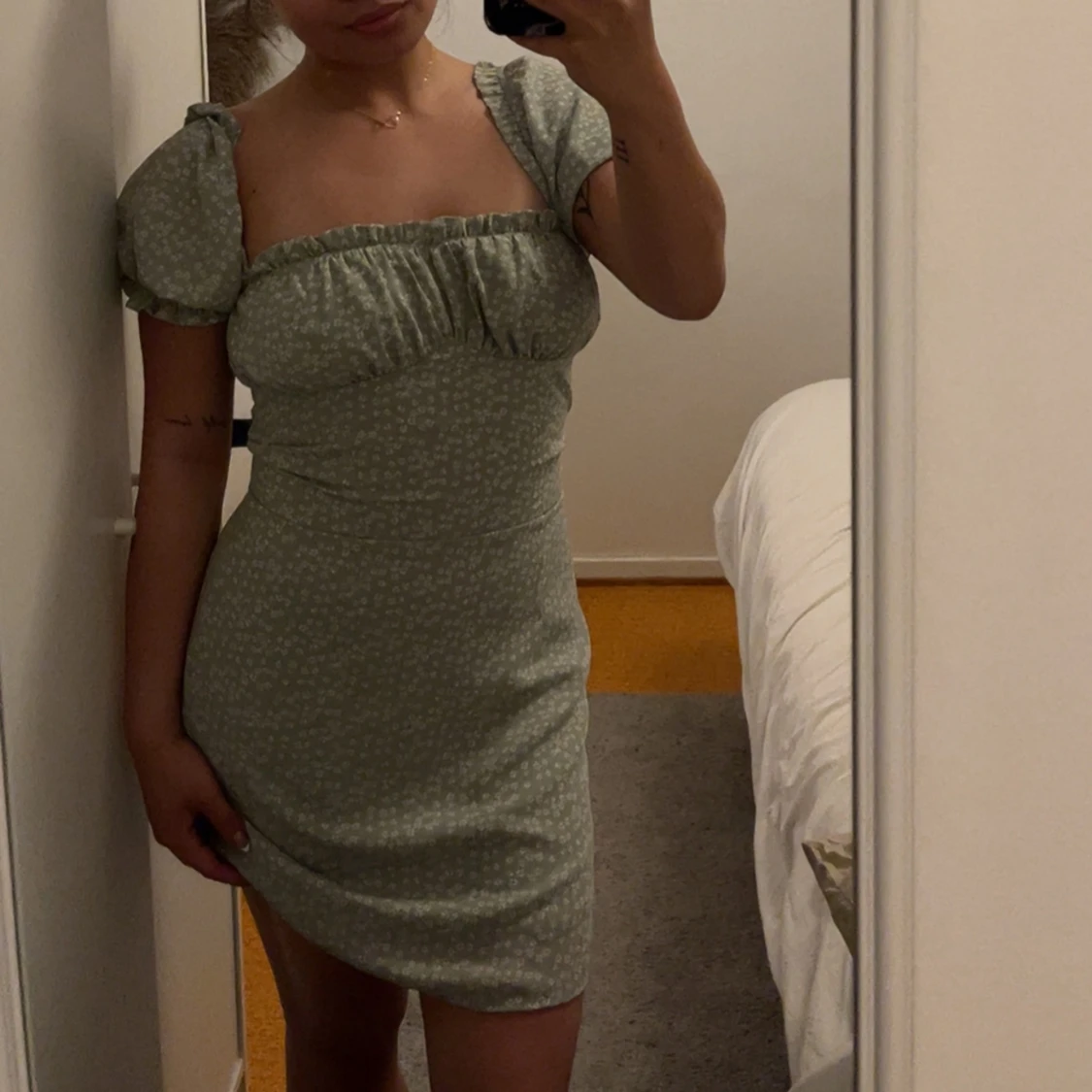 Ljusgrön blommig kortklänning