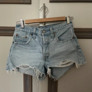 Levi’s jeansshorts - Snygga ljusblå jeansshorts från Levi’s. Bästa sommarplagget!! 💙✨Superbra skick