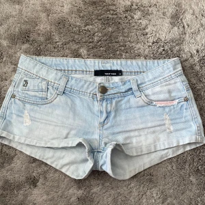 Ljusblåa shorts - Midjemått 37cm