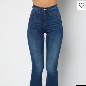 DESSA I SVART!! - Bubbleroom superstrechiga flared/bootcut jeans i storlek 38. Använd några gånger men går fortfarande att använda. Dessa kostar vanligtvis 500 kr. säljer för 200 men priset kan diskuteras!💕