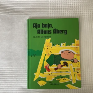Aja baja, Alfons Åberg - En charmig bilderbok om Alfons Åberg, perfekt för unga läsare. Med färgglada illustrationer och vardagliga äventyr är detta en klassiker som lockar både barn och vuxna till skratt och igenkänning.