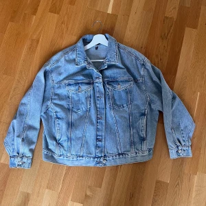 jeansjacka - jättefin jeansjacka från h&m, lite missfärgad på muddarna vid händerna annars väldigt bra skick. storlek L så ger en snygg oversized look på mig (har xs/s)