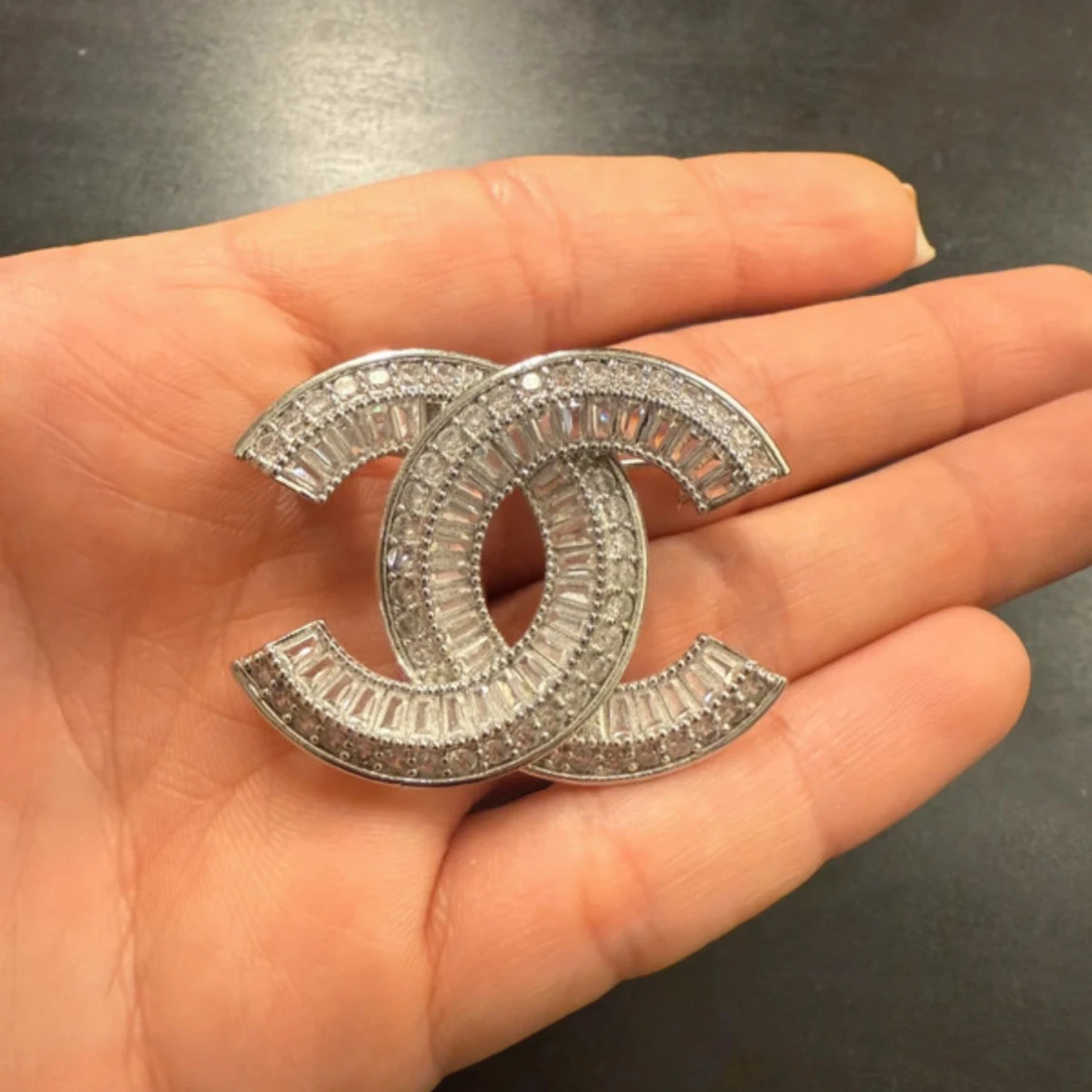 Brosch med glittrande stenar - 2