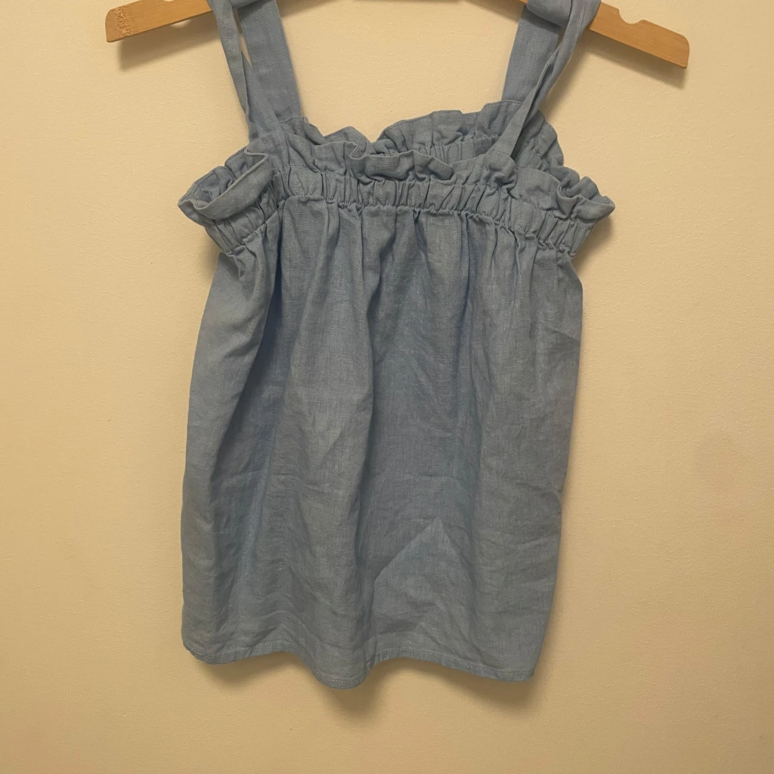 Ljusblå linnetopp med volangkant