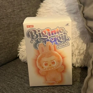 Labubu Big into Energy  - Säljer Pop Mart Big into Energy   The Monsters Vinyl Face Blind Box. Perfekt för samlare och fans av Pop Mart. Missa inte chansen att lägga till dessa unika figurer till din samling! Oöppnad !!!Obs!!! Öpnade boxar går ej att returnera!