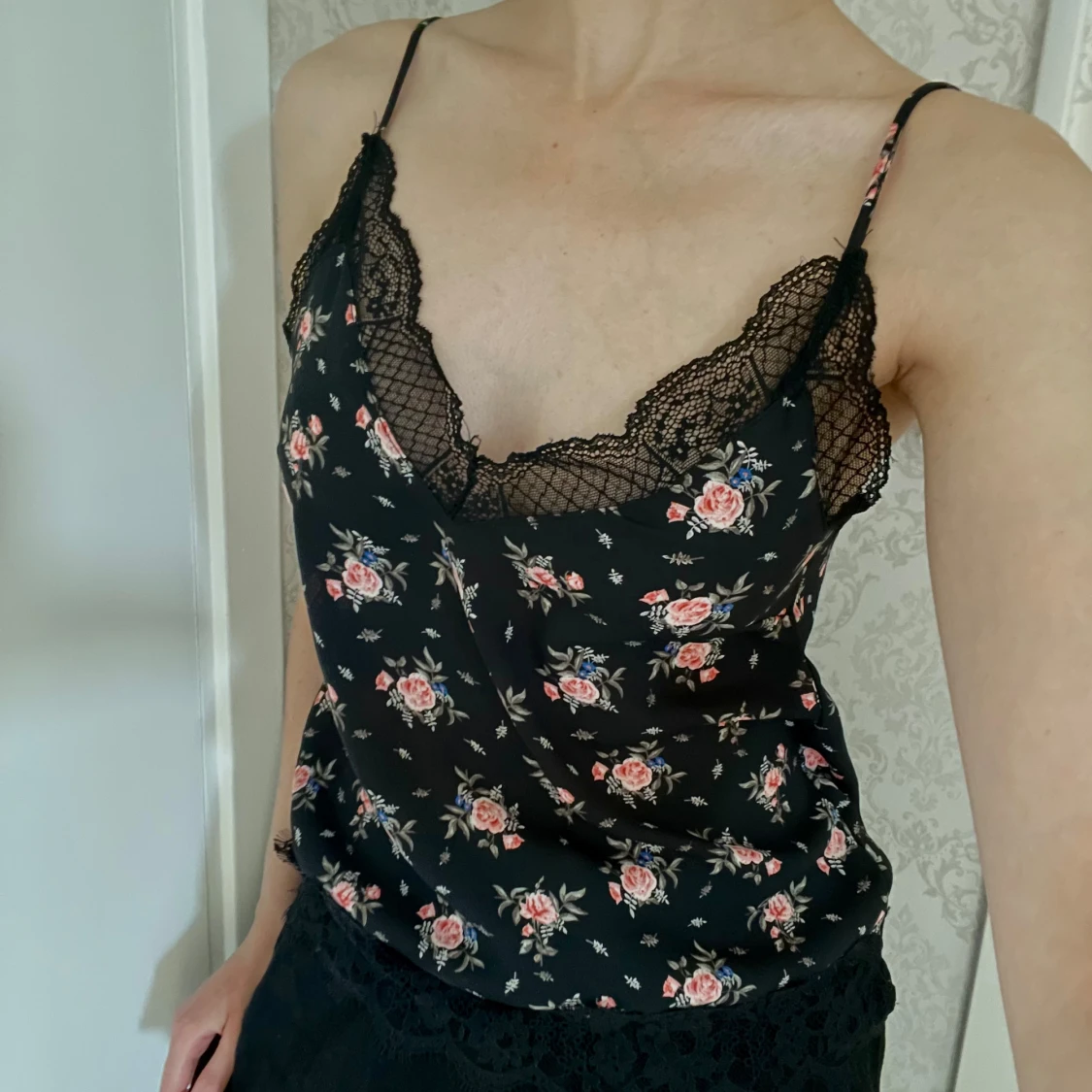 Blommig linnetopp med spets från H&M