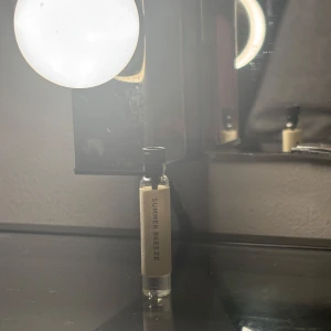 Summer Breeze parfymprov - Ett litet parfymprov med doften Summer Breeze. Flaskan är genomskinlig med en enkel svart kork och en etikett med namnet på doften. Perfekt för att testa en ny doft eller ha med på resan.