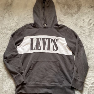 Levis tröja - En hoodie från Levi’s. Den är använd men i bra skick utan större skador. Snöre än till luvan går att få med om det önskas. Tröjan har en snygg vintage look och passar till det mesta. Pris går att diskuteras vid snabb affär.
