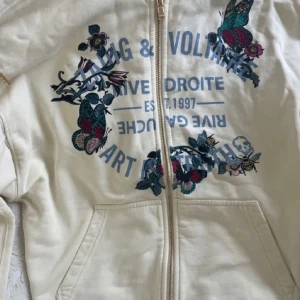 Vit hoodie från Zadig & Voltaire - Super snygg zip up tröja med luva från Zadig & Voltaire, nypris 3000, skulle säga att den passar nån med xs eller s den är typ lite crémevit eller beige💗skriv för fler bilder