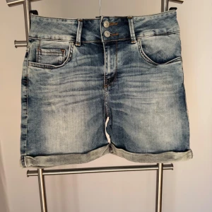 Blåa jeansshorts från LTB! - Blåa jeansshorts från LTB i storlek M. Shortsen har upprullade ben och små slitningar. Endast använda 1 gång.