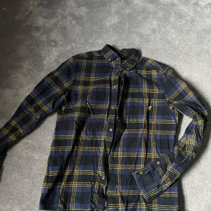 Rutig flanell skjorta från Lyle & Scott - Riktigt snygg och unik flanell skjorta.  Storlek s. Laidback unik look. Mitt pris 199kr