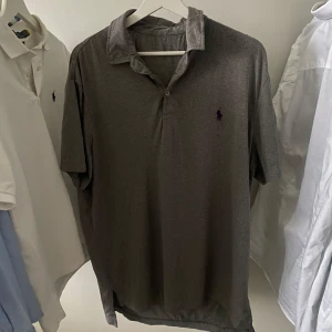 Ralph Lauren tröja - Polo Ralph Lauren pikétröja Storlek: L och XL | Färg: grå Klassisk modell, i fint skick – inga fläckar eller slitage. Kvalitativ och tidlös, passar både till vardags och finare tillfällen.✨👕  Snabb leverans 🚚 och extra bilder får du gärna fråga om!