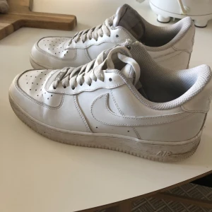 Vita Nike Air Force - Vita nike air force i storlek 41