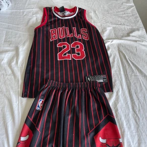 Bulls sätt  - Bulls sätt röd bra skick storlek 164. Pris kan diskuteras. Perfekt för en varm sommar dag! 
