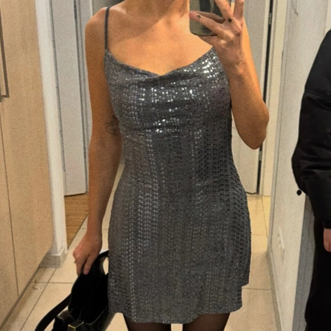 Glittrig silverklänning