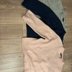 Tre stickade tröjor från 157 - Säljer tre stickade tröjor från 157 i olika färger: rosa, blå och grå. Tröjorna har en klassisk design med rund hals och långa ärmar. Perfekta för kyligare dagar. Kontakta mig för mer info! Pris kan diskuteras obs deg är ett hål på en av tröjorna nere vid ärmen