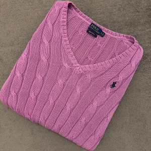 Rosa Ralph Lauren dam kabelstickad tröja v-hals - Rosa Ralph Lauren dam kabelstickad tröja med V-hals | skick 10/10, använd fåtal gånger | Pima cotton, 100% bomull | storlek S | kan ej skicka bild med tröjan på då det är fel storlek samt damtröja | skriv om du har några funderingar // HLselling