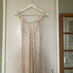 Blommig klänning - Väldigt luftig och ledig! :)