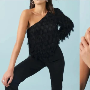 Svart oneshoulder topp med fransar - Säljer min superfina topp från Gina i storlek 36, endast använd 2 gånger💘💘