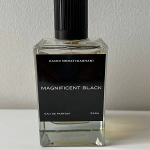 Magnificent Black Eau de Parfum från Zara - Magnificent Black Eau de Parfum från Zara, skapad av Hamid Merati-Kashani. En fantastisk doft. Anledningen till att jag säljer är att jag har två flaskor och kommer inte hinna använda upp dom. 3-4 spray räcker en hel dag. Ca 95ml kvar. Finns inte att köpa på Zara längre så om du missade köpa den är det ett bra tillfälle nu