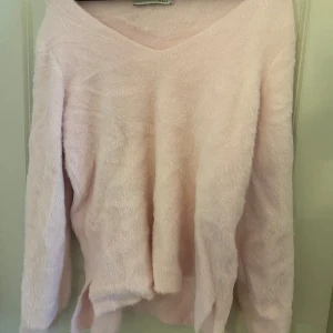 Söt tröja från oui  - Mysig ljusrosa tröja med fluffig textur och v-ringad hals. Perfekt för att hålla sig varm och stilren under kyliga dagar. Långärmad design som ger en avslappnad och bekväm känsla.