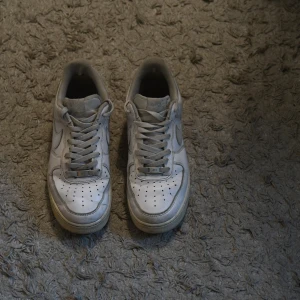 Vita Nike Air Force sneakers - Säljer ett par klassiska vita Nike Air Force sneakers. Skorna har såklart sett bättre dagar men har fortfarande mycket liv i sig, om du har frågor eller annat fundera inte att skicka ett meddelande