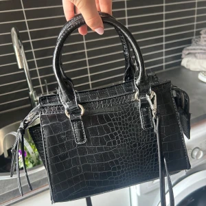 Svart handväska - Super fin väska från stradivarius som passar till allt! Medföljer extra axelband.