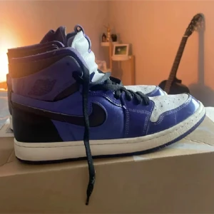 Nike Air Jordans zoom - Säljer ett par Nike Air Jordans zoom. Färg: svart/lila/vit. Storlek 44. Pris: 499kr. Nypris ~1700kr