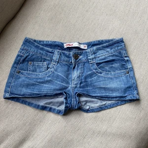 Low waist jeansshorts💗 - Super snygga low waisted jeansshorts från Only💕Säljer pga de är förstora för mig🥰🥰