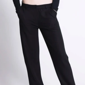 Svarta kostymbyxor -  svarta kostymbyxor med låg midja. Byxorna är i fint skick. Pris går att diskutera💕