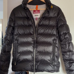 Svart pufferjacka från Parajumpers - Säljer en snygg svart pufferjacka från Parajumpers. Jackan har en dragkedja framtill och är långärmad med en cool patch på ärmen. Perfekt för kyliga dagar med sin quiltade design och stilrena look. Den är storlek XS men sitter perfekt för dom som har storlek S. Har nästan inte använt den nånting och köpte den för ungefär 2 månader sen, köpt på NK så såklart äkta!!