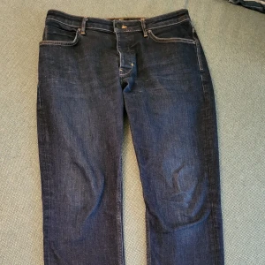 Mörkblå jeans från Neuw Lou Slim 34:32 - Snygga mörkblå jeans från Neuw med klassisk design. De har en normal passform och är tillverkade i slitstarkt denim. Perfekta för en stilren look.