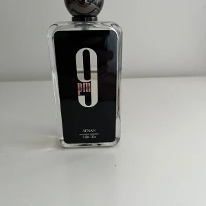 9PM Eau de Parfum från Afnan - Säljer en elegant parfymflaska från Afnan med doften 9PM. Parfymen fungerar för varje säsong. Har extrem prestation och bra pris!