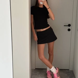 Tränings kjol - Superfin kjol i träningsmaterial med inbyggda shorts. Kjolen endast testad, men aldrig använd. Perfekt för träning, men också till vardag! (Första bilden är lånad)🤍