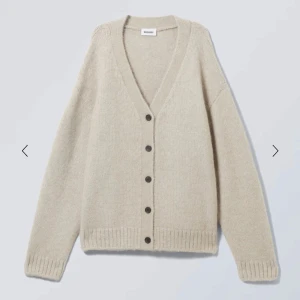 Stickad kofta  - Så snygg oversized stickad kofta från weekday❣️❣️ Helt ny med prislapp kvar!! Säljer då jag redan har en likadan, nypris 570kr!