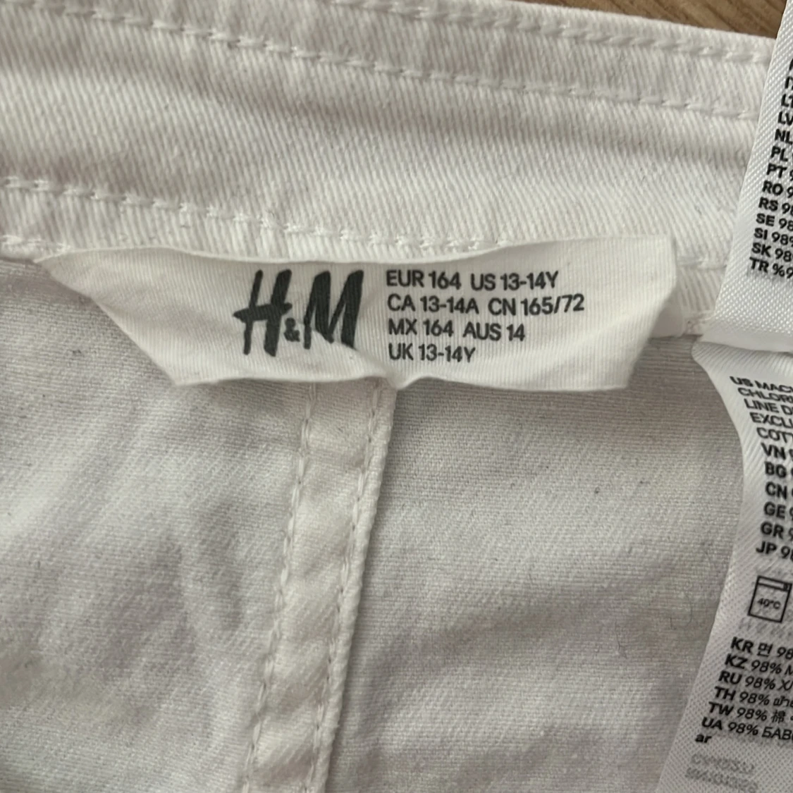 Vit kjol med knappar från H&M - 2