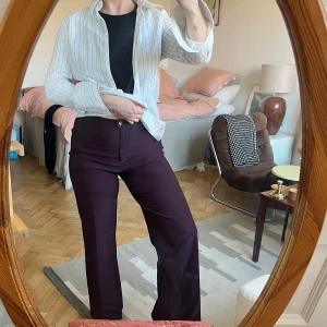 Mörklila kostymbyxor - Lila/vinröda kostymbyxor, hög midja, pressveck och otroligt behagligt material