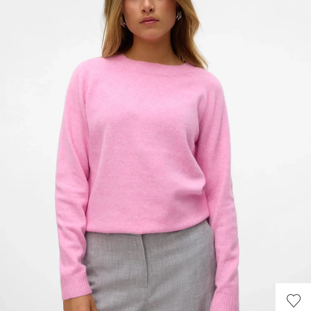 Säljer en söt rosa stickad tröja från Vero Moda. Tröjan har en klassisk rund hals och långa ärmar med ribbade muddar. Perfekt för en mysig dag.. Neuletakit & Villapaidat.