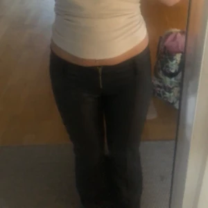 Skinnbyxor  - Skimnbyxor med dragkedja från gina tricot