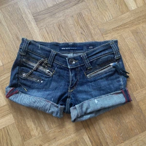 Miss sixty shorts - Super söta lågmidjade korta shorts perfekta inför sommaren, inte kommit till användning och man kan sprätta upp sömmarna där nere då jag gjort wtt lite slarvigt jobb om man känner för de men annars e de så fina!!🩷🩷 storlek 24 men passar även 25-26💗