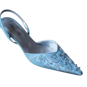 Festsko. Slingback - Ljusblå. Stl 37. Nyskick. - Eleganta blå slingback skor med broderade detaljer och pärlor. Perfekt för speciella tillfällen eller för att piffa upp en outfit.