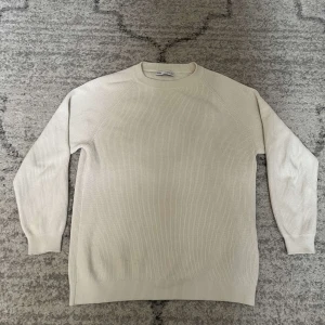 Beige ribbad tröja från Zara - Hej! Säljer nu min beiga Zara tröja som är använd två gånger. Pris kan diskuteras vid snabb affär. Hör av dig vid mer frågor eller funderingar.
