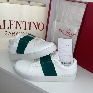 Valentino Garavani sneakers med grön detalj (KVITTO) - Använt dom 7 gånger typ och gillar dom och så, de är inget fel med dom men säljer av mina nuvarande skor för att kunna köpa ett par dior skor. Kvitto finns 