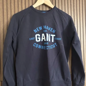 Marinblå  sweatshirt från GANT - Snygg svart sweatshirt från GANT. 