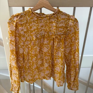 Senapsgul blus! - Jättesnygg senapsgul blus med fint mönster och fina detaljer. Passar perfekt till påsken😊 Är i strl XS men passar även S