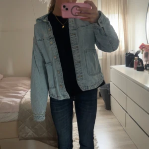 Jeans jacka - Jätte snygg jeans jacka från Zara, typ aldrig använd 😇storlek XS (jag är 170)💓💓💓