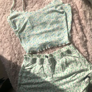 Blommigt pyjamas set🌷 - Sockersöt blommig pyjamas❣️ Passar Xs-S eftersom tyget är stretchigt på både toppen och shortsen🌸 Tyget är mjukt och härligt att ha på sig🎀