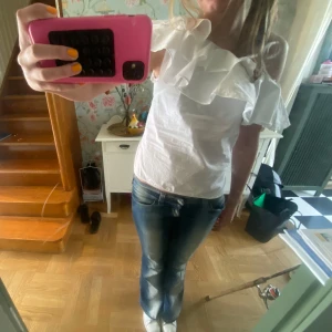 Of shoulder blus  - Så söt blus från hm med en of the shoulder modell, köpt på Plick och verkar som att förra ägaren har klippt i ärmarna men inget man ser när den e på 