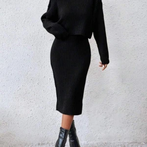 Svart ribbad klänning med långärmad topp - Snygg svart ribbad klänning med matchande långärmad topp. Använd 1-2 gånger. 